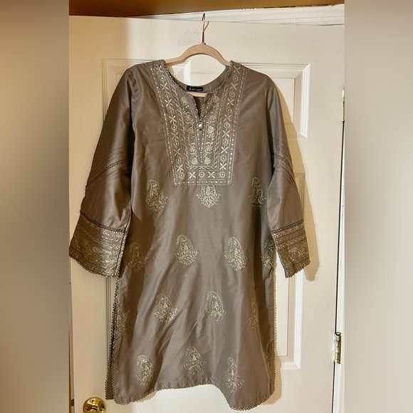 J. Pret Dresses & Skirts - J. Pret Gray Embroidered 3 pc Suit